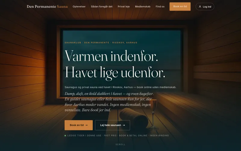 Forsiden af denpermanentesauna.dk: en sauna i lyst træ med udsigt over havet gennem et stort vindue, med overskriften Varmen indenfor. Havet lige udenfor.