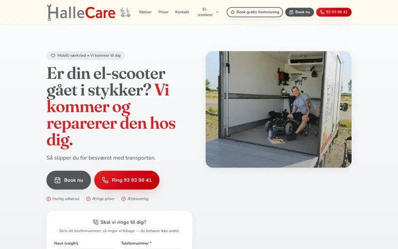 Forsiden af hallecare.dk: en mekaniker der reparerer en el-scooter i et mobilt værksted, ved siden af overskriften Er din el-scooter gået i stykker? Vi kommer og reparerer den hos dig.