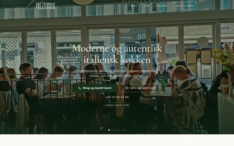 Forsiden af prezzemolo.dk: gæster ved bordene i den lille osteria set gennem de store vinduer, med overskriften „Moderne og autentisk italiensk køkken“.
