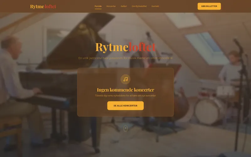 Forsiden af rytmeloftet.dk: en pianist ved flyglet på loftet med trommer og kontrabas bagved, under navnetrækket „Rytmeloftet“.